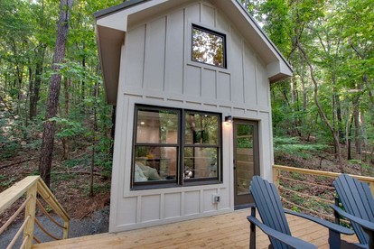 Pet-Friendly Tree House Great for a Relaxing Escape in Alabama - glamping.directory