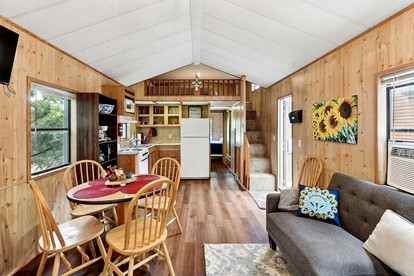 Delightful Getaway Cabin for Couples and Groups near Fishing and Swimming on Toronto Lake, Kansas - Toronto, Kansas - glamping.directory