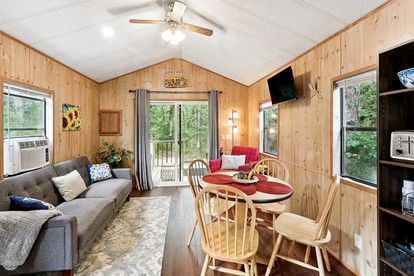 Delightful Getaway Cabin for Couples and Groups near Fishing and Swimming on Toronto Lake, Kansas - Toronto, Kansas - glamping.directory