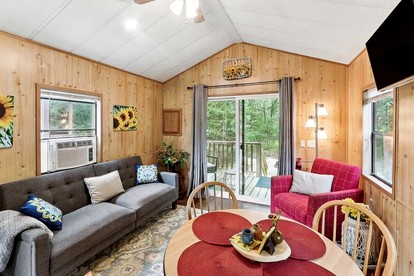 Delightful Getaway Cabin for Couples and Groups near Fishing and Swimming on Toronto Lake, Kansas - Toronto, Kansas - glamping.directory