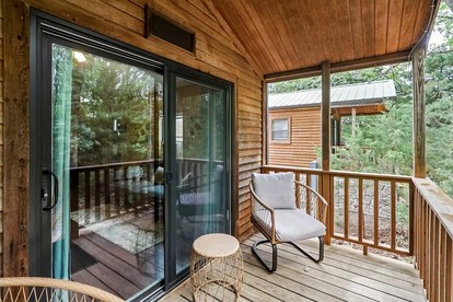 Delightful Getaway Cabin for Couples and Groups near Fishing and Swimming on Toronto Lake, Kansas - Toronto, Kansas - glamping.directory