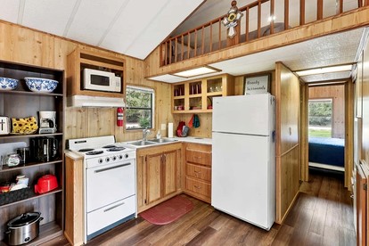 Delightful Getaway Cabin for Couples and Groups near Fishing and Swimming on Toronto Lake, Kansas - Toronto, Kansas - glamping.directory