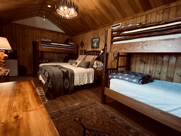 Modest Hickory Log Cabin near Idaho Falls, Perfect for a Family Getaway - Rigby, Idaho - glamping.directory