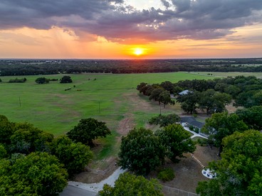 Charming Texas Farmhouse Stay with Modern Western Flair near NRS Ranch in Decatur, TX - Decatur, Texas - glamping.directory