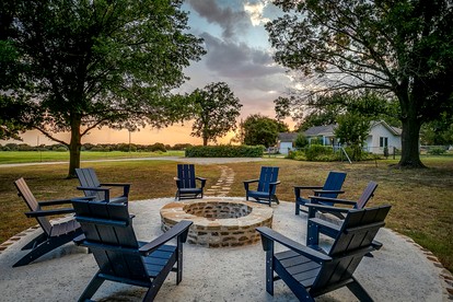 Charming Texas Farmhouse Stay with Modern Western Flair near NRS Ranch in Decatur, TX - Decatur, Texas - glamping.directory