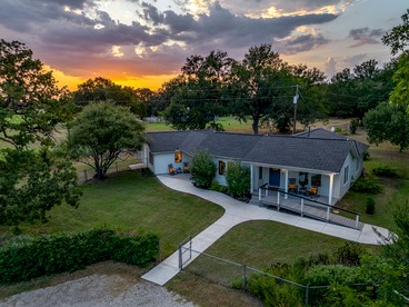 Charming Texas Farmhouse Stay with Modern Western Flair near NRS Ranch in Decatur, TX - glamping.directory