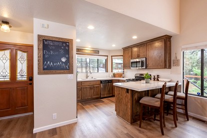 Remodeled Cabin with Impressive Private Deck in California - Big Bear, California - glamping.directory
