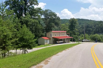 Lakefront Cottage Getaway near Daniel Boone National Forest in Kentucky - Somerset, Kentucky - glamping.directory