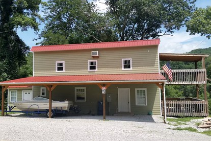 Lakefront Cottage Getaway near Daniel Boone National Forest in Kentucky - glamping.directory