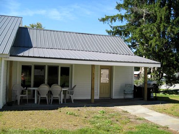 Unique Renovated Barn Rental with Pond near Cooperstown, New York - Fly Creek, New York - glamping.directory