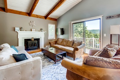 Green Mountain National Forest Getaway: Luxurious Cabin in Pittsfield, Vermont - Pittsfield, Vermont - glamping.directory