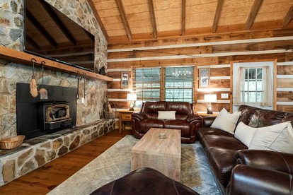 Enchanting Creekside Mountain Cabin Retreat with Luxury Amenities in the Heart of Scenic Blue Ridge, Georgia - Blue Ridge, Georgia - glamping.directory