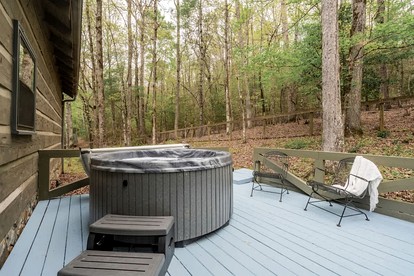 Enchanting Creekside Mountain Cabin Retreat with Luxury Amenities in the Heart of Scenic Blue Ridge, Georgia - Blue Ridge, Georgia - glamping.directory