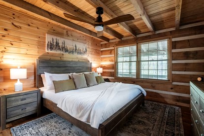 Enchanting Creekside Mountain Cabin Retreat with Luxury Amenities in the Heart of Scenic Blue Ridge, Georgia - Blue Ridge, Georgia - glamping.directory
