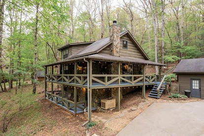 Enchanting Creekside Mountain Cabin Retreat with Luxury Amenities in the Heart of Scenic Blue Ridge, Georgia - glamping.directory