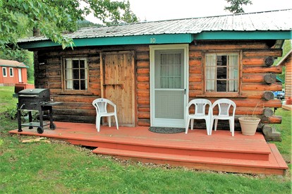 Pet-Friendly Cottage with a Wood-Burning Stove in Chugach National Forest, Alaska - Cooper Landing, Alaska - glamping.directory