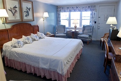 Elegant Bed and Breakfast Room with Beautiful Water Views near Lincolnville, Maine - Lincolnville, Maine - glamping.directory