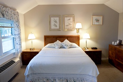 Elegant Bed and Breakfast Room with Beautiful Water Views near Lincolnville, Maine - Lincolnville, Maine - glamping.directory