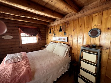 Log Cabin Rental for Eight Guests with Walk-Out Bedroom near Manchester, Vermont - Sandgate, Vermont - glamping.directory