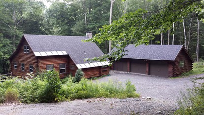 Log Cabin Rental for Eight Guests with Walk-Out Bedroom near Manchester, Vermont - Sandgate, Vermont - glamping.directory