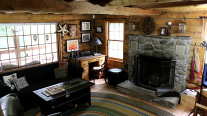 Log Cabin Rental for Eight Guests with Walk-Out Bedroom near Manchester, Vermont - Sandgate, Vermont - glamping.directory