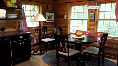Log Cabin Rental for Eight Guests with Walk-Out Bedroom near Manchester, Vermont - Sandgate, Vermont - glamping.directory