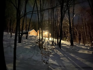 Log Cabin Rental for Eight Guests with Walk-Out Bedroom near Manchester, Vermont - Sandgate, Vermont - glamping.directory