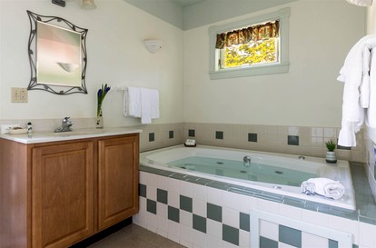 Romantic Stay on a Traditional Farm near the Kennebec River, Maine - Hallowell, Maine - glamping.directory
