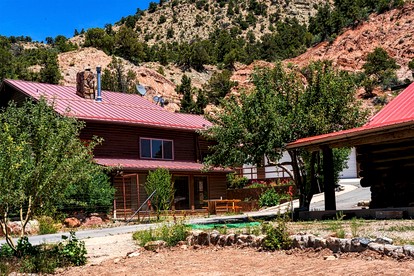 Large, Pet Friendly Cabin for Big Groups near Angel's Landing in Southern, Utah - Cedar City, Utah - glamping.directory