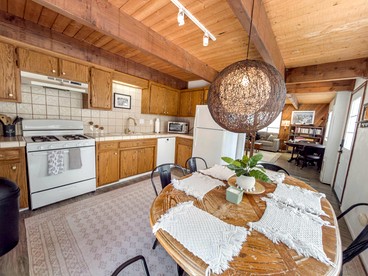 Cabin with Hot Tub & Forest Pine Retreat Cozy Getaway in Big Bear, California - Big Bear, California - glamping.directory