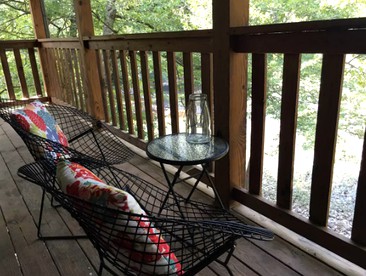 Cozily Furnished Getaway with Wi-Fi along the Little River in Townsend, Tennessee - Townsend, Tennessee - glamping.directory