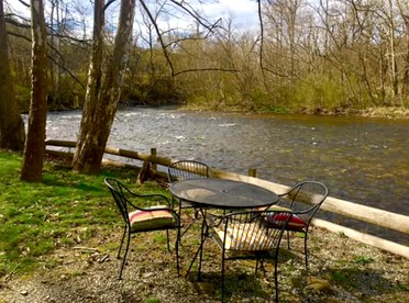 Cozily Furnished Getaway with Wi-Fi along the Little River in Townsend, Tennessee - Townsend, Tennessee - glamping.directory