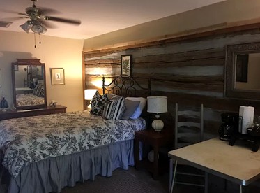 Cozily Furnished Getaway with Wi-Fi along the Little River in Townsend, Tennessee - Townsend, Tennessee - glamping.directory