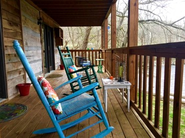 Cozily Furnished Getaway with Wi-Fi along the Little River in Townsend, Tennessee - Townsend, Tennessee - glamping.directory