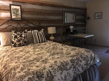 Cozily Furnished Getaway with Wi-Fi along the Little River in Townsend, Tennessee - Townsend, Tennessee - glamping.directory
