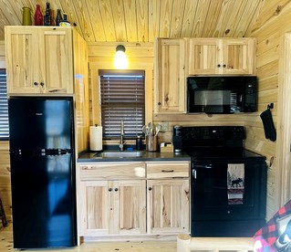 Beautiful New Cabin near the North Toe River for a Peaceful Getaway in North Carolina - Newland, North Carolina - glamping.directory