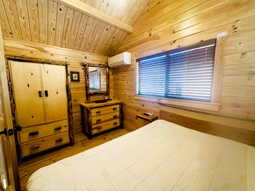 Beautiful New Cabin near the North Toe River for a Peaceful Getaway in North Carolina - Newland, North Carolina - glamping.directory
