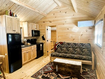 Beautiful New Cabin near the North Toe River for a Peaceful Getaway in North Carolina - Newland, North Carolina - glamping.directory