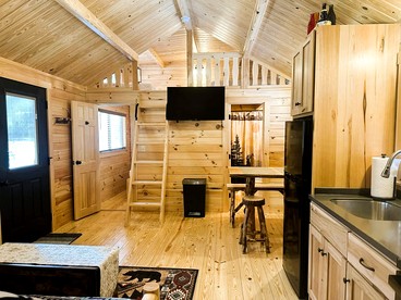 Beautiful New Cabin near the North Toe River for a Peaceful Getaway in North Carolina - Newland, North Carolina - glamping.directory
