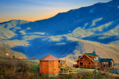 Gatlinburg Vacation Rental with Stunning Mountain Views for Group Glamping Vacations in Tennessee - glamping.directory
