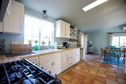 Pet Friendly Fantastic Secluded Cottage with Hot-tub in Rainbow, California - Fallbrook, California - glamping.directory