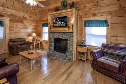 Fantastic Wooden Secluded Cabin with Fireplace in Pigeon Forge, Tennessee - Pigeon Forge, Tennessee - glamping.directory