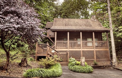 Fantastic Wooden Secluded Cabin with Fireplace in Pigeon Forge, Tennessee - glamping.directory