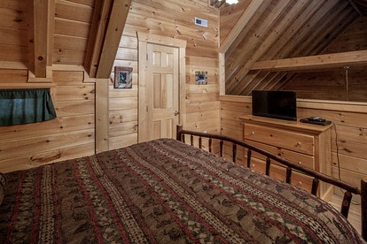 Fantastic Wooden Secluded Cabin with Fireplace in Pigeon Forge, Tennessee - Pigeon Forge, Tennessee - glamping.directory