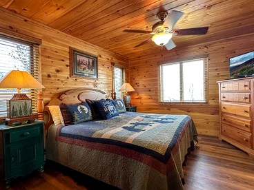 Mountain Cabin with Various Decks and Majestic Views in Sevierville, Tennessee - Gatlinburg, Tennessee - glamping.directory