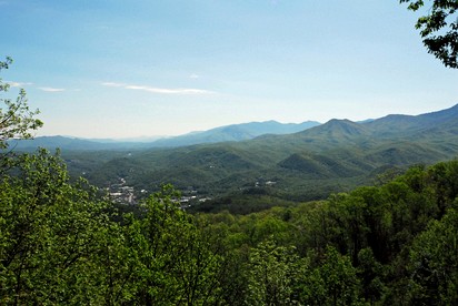 Mountain Cabin with Various Decks and Majestic Views in Sevierville, Tennessee - Gatlinburg, Tennessee - glamping.directory