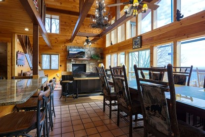 Mountain Cabin with Various Decks and Majestic Views in Sevierville, Tennessee - Gatlinburg, Tennessee - glamping.directory