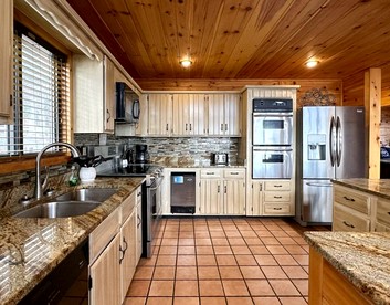 Mountain Cabin with Various Decks and Majestic Views in Sevierville, Tennessee - Gatlinburg, Tennessee - glamping.directory