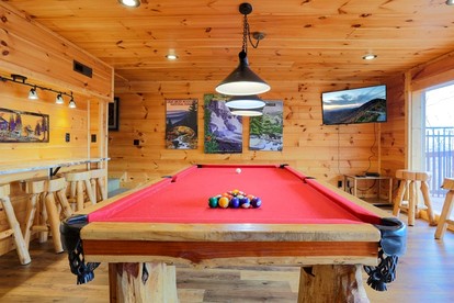 Mountain Cabin with Various Decks and Majestic Views in Sevierville, Tennessee - Gatlinburg, Tennessee - glamping.directory