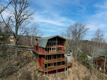 Mountain Cabin with Various Decks and Majestic Views in Sevierville, Tennessee - glamping.directory